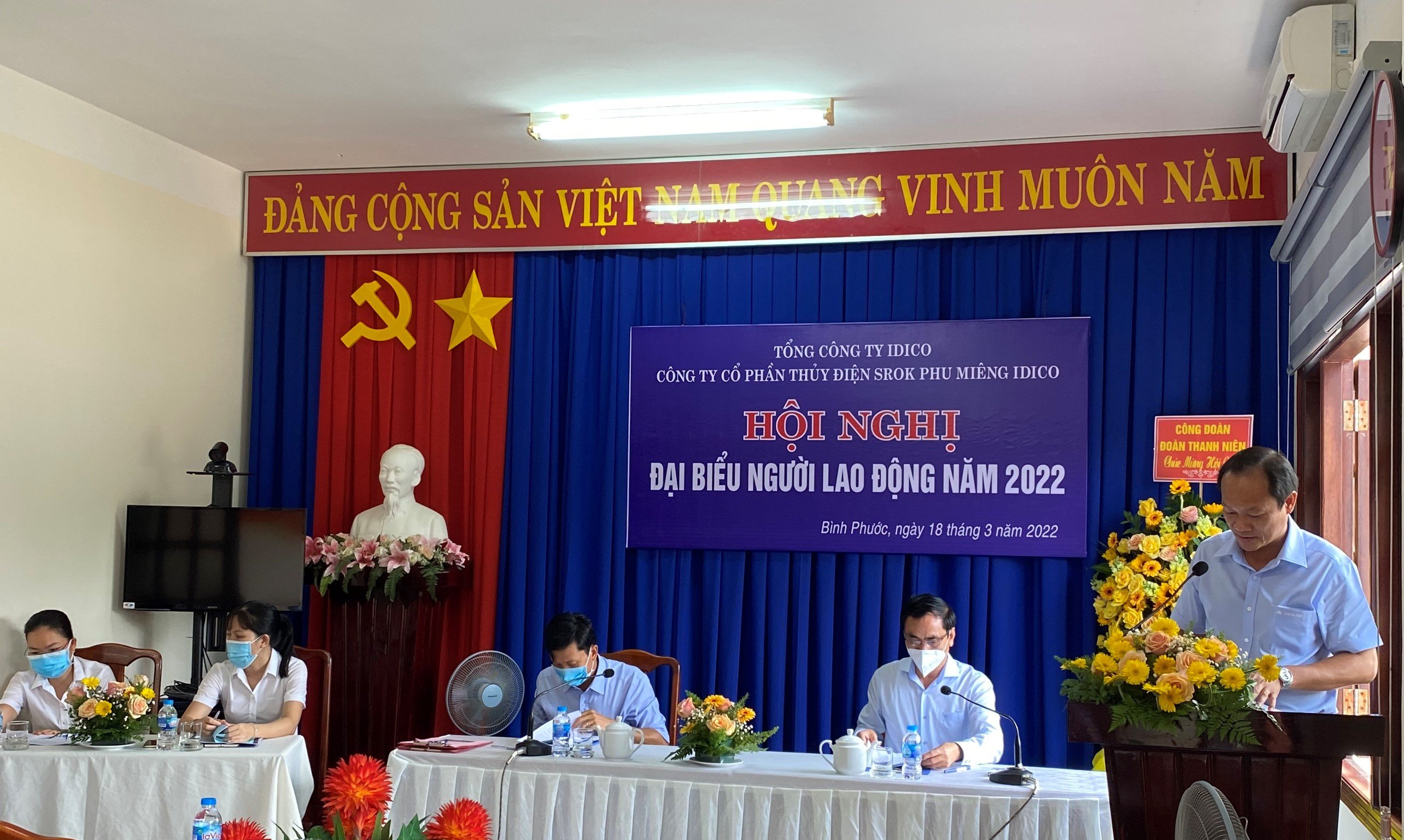 Ông Bùi Hải Nam - Phó giám đốc Công ty trình bày Báo cáo kết quả hoạt động SXKD năm 2021 và kế hoạch năm 2022